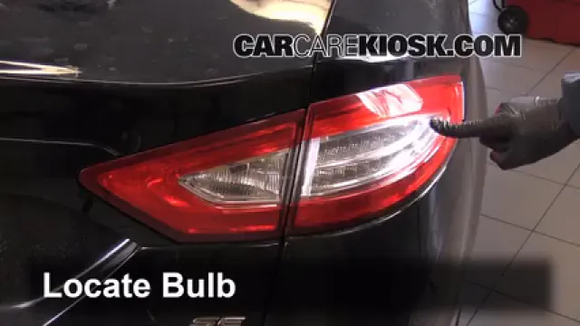 2014 Ford Fusion SE 2.5L 4 Cyl. Éclairage Feu clignotant arrière (remplacer l'ampoule)